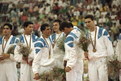 Jogos OlÌmpicos de Barcelona 1992Espanha, Barcelona. 09/08/1992. Jogadores da seleção brasileira de vôlei masculino(da esquerda para a direita: Giovane, Jandelson, Maurício, Carlão, Paulão e Marcelo Negrão) se emocionam durante a cerimônia de premiação da medalha de ouro nas Olimpíadas de Barcelona, na Espanha, em 1992. Negativo: 925262 - Crédito:FÁBIO M. SALLES/ESTADÃO CONTEÚDO/AE/Codigo imagem:64842Local: BARCELONAIndexador: F¡BIO M. SALLESFonte: AGE-ESTAD¿O CONTE¿DO