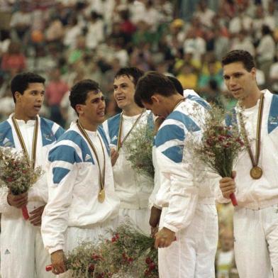 Jogos OlÌmpicos de Barcelona 1992Espanha, Barcelona. 09/08/1992. Jogadores da seleção brasileira de vôlei masculino(da esquerda para a direita: Giovane, Jandelson, Maurício, Carlão, Paulão e Marcelo Negrão) se emocionam durante a cerimônia de premiação da medalha de ouro nas Olimpíadas de Barcelona, na Espanha, em 1992. Negativo: 925262 - Crédito:FÁBIO M. SALLES/ESTADÃO CONTEÚDO/AE/Codigo imagem:64842Local: BARCELONAIndexador: F¡BIO M. SALLESFonte: AGE-ESTAD¿O CONTE¿DO