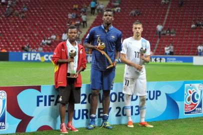 168988822Ghana' midfielder Clifford Aboagye (L), France's Paul Pogba (C) and Uruguay's forward Nicolas Lopez (R) pose with their trophies after the FIFA Under 20 World Cup final football match between France and Uruguay at Turk Telecom Stadium in Istanbul on July 13, 2013. France won the title, Uruguay placed second and Ghana third.    AFP PHOTO / OZAN KOSE / AFP PHOTO / OZAN KOSEEditoria: SPOLocal: IstanbulIndexador: OZAN KOSESecao: soccerFonte: AFP