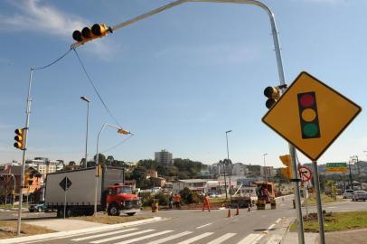  CAXIAS DO SUL, RS, BRASIL, 29/07/2016 - Entroncamento da RSC-453 com as Avenidas Santa Rita e Vêneto. Prefeitura instalou semáforos no local. (JONAS RAMOS/AGÊNCIA RBS)