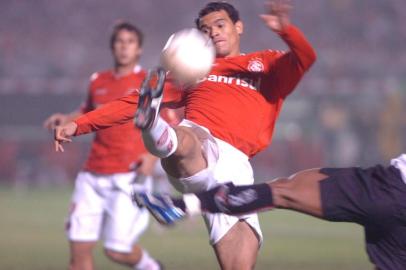 *** Friolin 2- Inter SPaulo ***Internacional e São Paulo jogam a última partida da Copa Libertadores da América 2006 no estádio Beira-Rio, em Porto Alegre. O São Paulo já foi campeão três vezes, enquanto o Inter vai em busca da sua primeira conquista.Ceará observado por Índio.