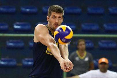  Central Éder Carbonera em treino da seleção brasileira de vôlei