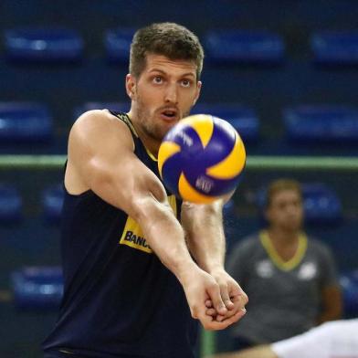  Central Éder Carbonera em treino da seleção brasileira de vôlei