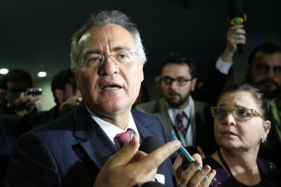 Brasília - Presidente do Senado, Renan Calheiros, fala com a imprensa na chegada ao Congresso (Fabio Rodrigues Pozzebom/Agência Brasil)