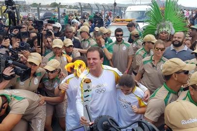 Eduardo Paes com a Tocha Olímpica