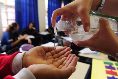  CAXIAS DO SUL, RS,BRASIL (09/05/2016) Prevenção contra gripe 2016. Escola Olga Maria Kaiser implanta medidas para prevenção da gripe 2016. Bebedouros coletivos foram interditados e alunos usam álcool pra limpeza das mãos. (Roni Rigon/Pioneiro)