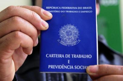  

CAXIAS DO SUL RS, BRASIL (22/04/2016) Carteira de Trabalho 2016. Crise Brasileira.  Mercado de Trabalho.  Reportagem verifica atendimento no Sine.  NA FOTO, Carlos Roberto de Andrade, pedreiro desempregado, nascido em Vacaria, foi ao Sine encontrar trabalho- FONE 9211 6638. (Roni Rigon/Pioneiro)