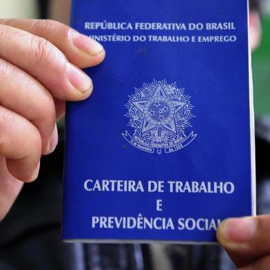  CAXIAS DO SUL RS, BRASIL (22/04/2016) Carteira de Trabalho 2016. Crise Brasileira.  Mercado de Trabalho.  Reportagem verifica atendimento no Sine.  NA FOTO, Carlos Roberto de Andrade, pedreiro desempregado, nascido em Vacaria, foi ao Sine encontrar trabalho- FONE 9211 6638. (Roni Rigon/Pioneiro)