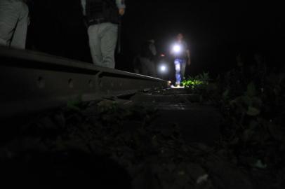  SANTA MARIA, RS, BRASIL, 05-08-2016.Homem é encontrado morto sobre os trilhos em Santa Maria.FOTO: GERMANO RORATO/AGÊNCIA RBS, GERAL