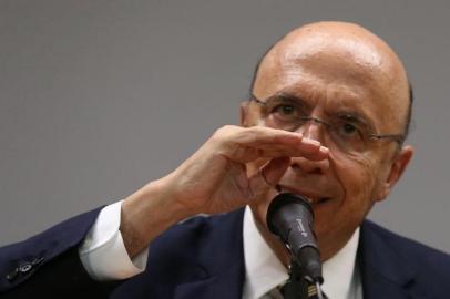 Brasília - O ministro da Fazenda, Henrique Meirelles, durante entrevista coletiva no ministério (Valter Campanato/Agência Brasil)