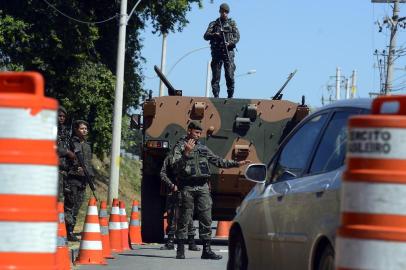 ExÃ©rcito participa de operaÃ§Ã£o para OlimpÃ­ada Rio 2016 RIO DE JANEIRO, RJ, BRASIL, 20-04-2016. Tropas de segurança do exército participam de operação de blitz, na região do Complexo Esportivo de Deodoro, como treino de segurança para os jogos olímpicos Rio 2016. (TÂNIA REGO/AGENCIA BRASIL)Local: Rio de JaneiroIndexador: TÃ¢nia RÃªgo/AgÃªncia BrasilFonte: Fotografia da AgÃªncia BrasilFotógrafo: Reporter Fotografico