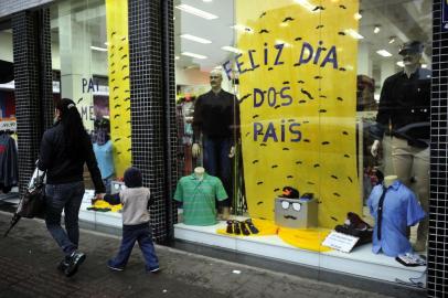  

JOINVILLE, SC, BRASIL (08-08-2016) - Vitrine de lojas decoradas para o dia dos país na Rua do Príncipe em Joinville. (Foto: Maykon Lammerhirt, Agencia RBS)