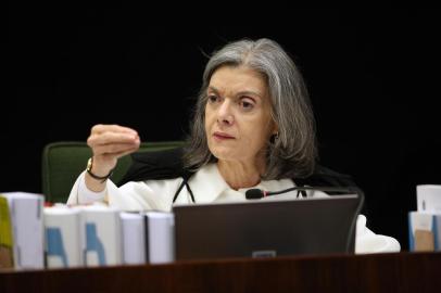 Os ministros do Supremo Tribunal Federal (STF) elegeram, no início da tarde desta quarta-feira, a ministra Cármen Lúcia para presidir a Corte pelos próximos dois anos. A presidência de Ricardo Lewandowski se encerra daqui a um mês, no dia 10 de setembro. O plenário do Supremo elegeu também o ministro Dias Toffoli para vice-presidente do Tribunal no próximo biênio.