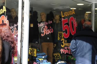  CAXIAS DO SUL, RS, BRASIL (09/08/2016) Dia dos Pais 2016. Reportagem verifica promoções em lojas de caxias do Sul. (Roni Rigon/Pioneiro).