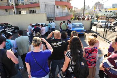  O corpo de uma mulher foi jogado no estacionamento aberto do Supermercado Nacional, na Avenida Medianeira, na área central de Santa Maria.