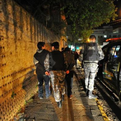  SANTA MARIA, RS, BRASIL, 11/08/2016 - Estudantes que participavam de um ato contra o sucateamento da escola pública e direitos estudantis, na noite desta quinta-feira acabaram feridos e, alguns, detidos pela Brigada Militar em Santa Maria. (FOTO MAIARA BERSCH / AGÊNCIA RBS)