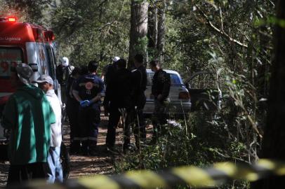  CAXIAS DO SUL, RS, BRASIL, 13/08/2016 - Dois adolescentes, de 14 e 15 anos, foram executados a tiros neste sábado, em Caxias do Sul. Os jovens foram encontrados caídos atrás de um Escort de cor prata parado à beira de uma estrada de chão nos fundos da barragem da Maestra, perto da estrada velha para Flores da Cunha. (JONAS RAMOS/AGÊNCIA RBS)