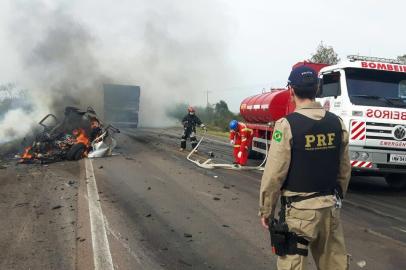 rdgol; Motorista morre após carro colidir em caminhão e incendiar na BR-290