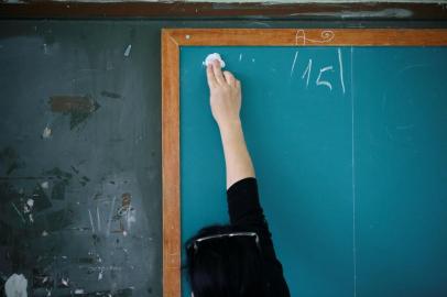  PORTO ALEGRE, RS, BRASIL - 14-10-2015 - Especial Dia do Professor - Graciela da Silva Amaro Cechin, professora de química da Escola Estadual Odila Gay da Fonseca. Ela foi nomeada no concurso de 2005.(FOTO: CARLOS MACEDO/AGÊNCIA RBS)