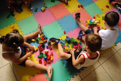  CAXIAS DO SUL, RS, BRASIL, 13/01/2016. Faltam vagas na Educação Infantil, não há dinheiro para construção de creches e escola construída com recursos federais está abandonada e talvez tenha que ser demolida. A Escola de Educação Infantil Pimpolho tem 60% das vagas ocupadas através da Secretaria Municipal de Educação (SMED) e da defensoria pública; 40% das vagas são particulares. A escola cuida de 50 crianças de 4 meses a 6 anos. Na foto, o Maternal 3, da professora Morgana Zambiasi, 32, tem alunos de 3 anos. (Diogo Sallaberry/Agência RBS)Indexador: DIOGO SALLABERRY