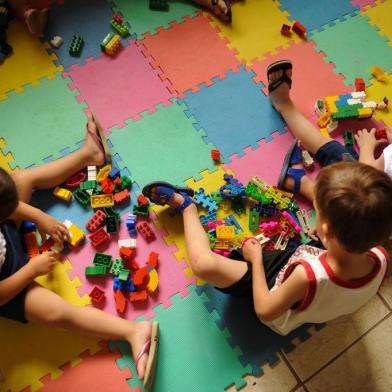  CAXIAS DO SUL, RS, BRASIL, 13/01/2016. Faltam vagas na Educação Infantil, não há dinheiro para construção de creches e escola construída com recursos federais está abandonada e talvez tenha que ser demolida. A Escola de Educação Infantil Pimpolho tem 60% das vagas ocupadas através da Secretaria Municipal de Educação (SMED) e da defensoria pública; 40% das vagas são particulares. A escola cuida de 50 crianças de 4 meses a 6 anos. Na foto, o Maternal 3, da professora Morgana Zambiasi, 32, tem alunos de 3 anos. (Diogo Sallaberry/Agência RBS)Indexador: DIOGO SALLABERRY