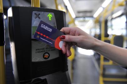  

CAXIAS DO SUL, RS, BRASIL, 18/08/2016 - A partir de sábado, passageiros de ônibus de Caxias do Sul passam a contar com um único modelo de vale transporte. O Cartão Caxias Urbano do Transporte Coletivo, chamado informalmente de cartão único, vai substituir todos os demais em uso. (Jonas Ramos/Agencia RBS)