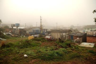  CAXIAS DO SUL, RS, BRASIL, 22/08/2016. Vinte e uma famílias que ocupam área irregular no loteamento Vila Amélia II, em Caxias do Sul, terão de se mudar nos próximos dias. As casas ficam em área particular, que será devolvida ao dono após ação de reintegração de posse. Outras 50 moradias terão de ser adequadas, porque ocupam espaço público e particular ao mesmo tempo. Ao todo, a área tem 119 - 48 poderão ficar sem realizar nenhuma alteração, porque estão em área privada. (Diogo Sallaberry/Agência RBS)