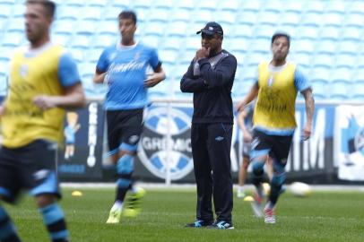 Roger comanda treino para reservas do Grêmio na Arena