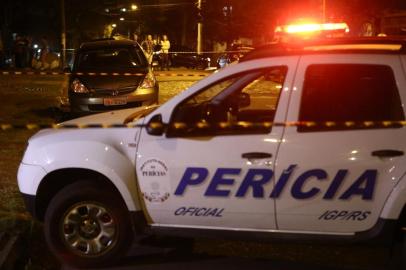  PORTO ALEGRE, RS, BRASIL 25/08/2016 - Uma mulher foi morta durante um assalto na Rua Ari Marinho, próximo à esquina com a Eduardo Chartier, no bairro Higienópolis, zona norte de Porto Alegre. O crime aconteceu por volta das 18h desta quinta-feira, quando Cristine Fonseca Fagundes, de 44 anos, chegava para pegar o filho no Colégio Dom Bosco. (FOTO: CARLOS MACEDO/AGÊNCIA RBS).