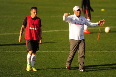 PORTO ALEGRE, RS, BRASIL, 25-08-2016. Jogador Seijas e o técnico Celso Roth. Treino do Internacional no CT Parque Gigante. (CARLOS MACEDO/AGÊNCIA RBS)