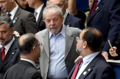 Former Brazilian President Luiz Inacio Lula da Silva arrives to attend the testimony of suspended Brazilian President Dilma Rousseff during her impeachment trial at the National Congress  in Brasilia on August 29, 2016.Rousseff arrived at the Senate to defend herself confronting her accusers in a dramatic finale to a Senate impeachment trial likely to end 13 years of leftist rule in Latin America's biggest country. / AFP PHOTO / EVARISTO SA