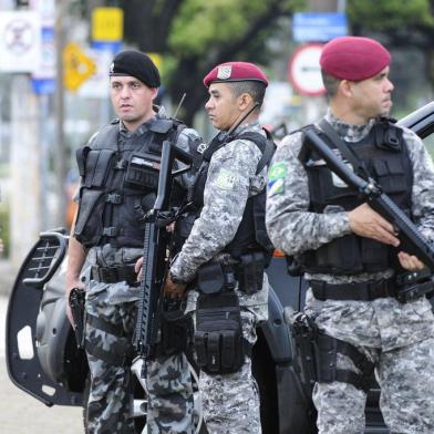  PORTO ALEGRE, RS, BRASIL - 30-08-2016 - Agentes da Força Nacional começam a patrulhar Porto Alegre. Junto de homens da Brigada Militar, equipes se espalharam pelos pontos onde os índices de criminalidade apontam maior necessidade de policiamento. (FOTO: RONALDO BERNARDI/AGÊNCIA RBS)