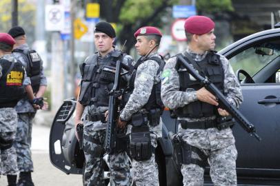  PORTO ALEGRE, RS, BRASIL - 30-08-2016 - Agentes da Força Nacional começam a patrulhar Porto Alegre. Junto de homens da Brigada Militar, equipes se espalharam pelos pontos onde os índices de criminalidade apontam maior necessidade de policiamento. (FOTO: RONALDO BERNARDI/AGÊNCIA RBS)