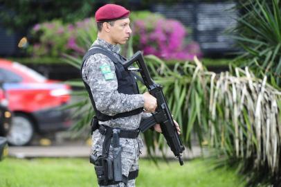  PORTO ALEGRE, RS, BRASIL - 30-08-2016 - Agentes da Força Nacional começam a patrulhar Porto Alegre. Junto de homens da Brigada Militar, equipes se espalharam pelos pontos onde os índices de criminalidade apontam maior necessidade de policiamento. (FOTO: RONALDO BERNARDI/AGÊNCIA RBS)