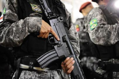  

PORTO ALEGRE, RS, BRASIL - 30-08-2016 - Agentes da Força Nacional começam a patrulhar Porto Alegre. Junto de homens da Brigada Militar, equipes se espalharam pelos pontos onde os índices de criminalidade apontam maior necessidade de policiamento. (FOTO: RONALDO BERNARDI/AGÊNCIA RBS)