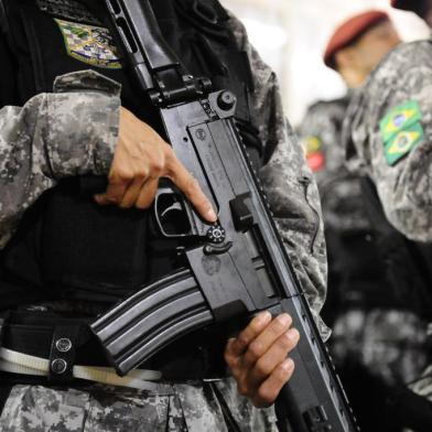  PORTO ALEGRE, RS, BRASIL - 30-08-2016 - Agentes da Força Nacional começam a patrulhar Porto Alegre. Junto de homens da Brigada Militar, equipes se espalharam pelos pontos onde os índices de criminalidade apontam maior necessidade de policiamento. (FOTO: RONALDO BERNARDI/AGÊNCIA RBS)