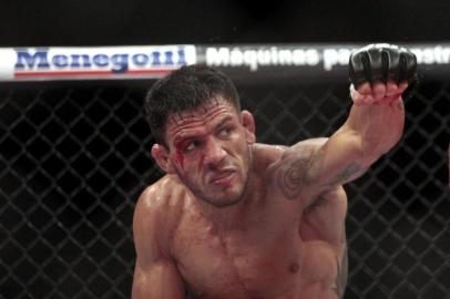  

JARAGUÁ DO SUL, SC, BRASIL, 18-05-2013: UFC Combete 2 realizado na Arena Jaraguá em Jaraguá do Sul.(Foto: Germano Rorato/Agência RBS, ESPORTE)
Na foto luta entre Rafael dos Anjos (calção vermelho) e Even Dunhan (calção preto)