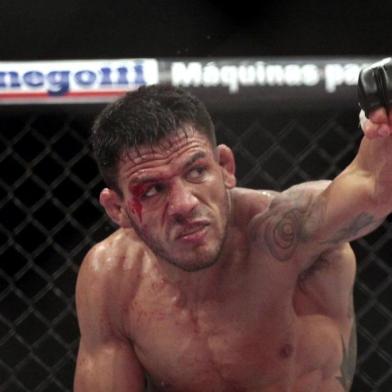  JARAGUÁ DO SUL, SC, BRASIL, 18-05-2013: UFC Combete 2 realizado na Arena Jaraguá em Jaraguá do Sul.(Foto: Germano Rorato/Agência RBS, ESPORTE)Na foto luta entre Rafael dos Anjos (calção vermelho) e Even Dunhan (calção preto)