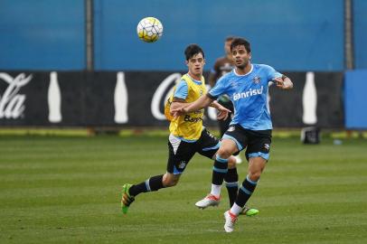 Treino do Grêmio tem coletivo entre reservas e equipe sub-20. Na foto, Henrique Almeida