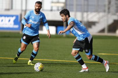 Douglas e Henrique Almeida durante treino do Grêmio desta quarta-feira no CT Luiz Carvalho 