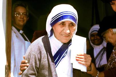 Madre Teresa de CalcutáLONDRES (ARQUIVO) - Foto de 7 de julho de 1981 da Madre Teresa de Calcutá saindo da igreja St James, em Londres, Inglaterra. Madre Teresa de Calcutá foi exorcizada pouco antes de morrer (em 5 de setembro de 1997), porque, à noite, sentia-se "sob a influÍncia do diabo", declarou neste 6 de setembro de 2001 o arcebispo de Calcutá, monsenhor Henry Sebasian D'Souza. AFP PHOTO#PÁGINA:23 Fonte: AFP Fotógrafo: COR