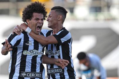 Em partida atrasada, Grêmio enfrenta o Botafogo na Arena Botafogo. Na foto, Camilo comemora o primeiro gol do Botafogo.