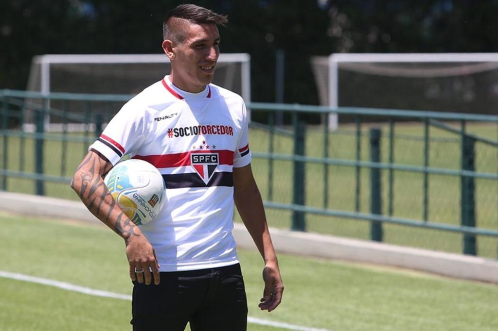 São Paulo se acerta com o Racing e contrata atacante Centurión - Estadão