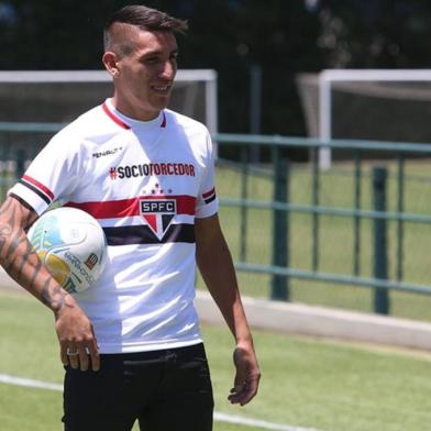 O meia-atacante argentino Centurión, ex-Racing-ARG, foi apresentado oficialmente na manhã desta terça-feira (3) pelo São Paulo no Centro de Treinamento da Barra Funda. 