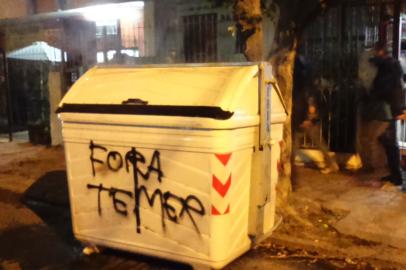 Contêiner depredado em protesto contra Temer