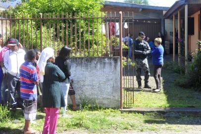  SANTA MARIA , RS , BRASIL , 08/09/2016Um irmão matou a irmã durante um surto de esquizofrenia em Santa Maria, na entrada do Beco da Tela, no bairro João Goulart.FOTOS JEAN PIMENTEL / AGÊNCIA RBS, GERAL