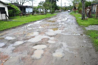  

SANTA MARIA, RS, BRASIL, 05/09/2016 - moradores da Rua Florisbino Figueiró, Vila Schirmer, bairro João Goulart, reclamam das más condições da via. De acordo com eles, o trecho de 500 metros está intransitável. A situação piora quando chove, pois, segundo eles, os buracos alagam e uma sanga próxima transborda, o que impede que saiam de casa. (FOTO MAIARA BERSCH / AGÊNCIA RBS)