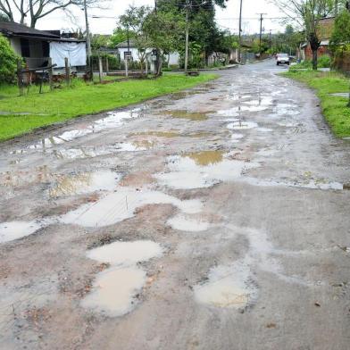  

SANTA MARIA, RS, BRASIL, 05/09/2016 - moradores da Rua Florisbino Figueiró, Vila Schirmer, bairro João Goulart, reclamam das más condições da via. De acordo com eles, o trecho de 500 metros está intransitável. A situação piora quando chove, pois, segundo eles, os buracos alagam e uma sanga próxima transborda, o que impede que saiam de casa. (FOTO MAIARA BERSCH / AGÊNCIA RBS)