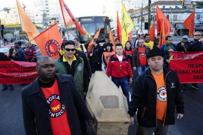  PORTO ALEGRE, RS, BRASIL - 09-09-2016 - Rodoviários da Região Metropolitana protestam no centro de Porto Alegre por mais segurança. (FOTO: RONALDO BERNARDI/AGÊNCIA RBS)