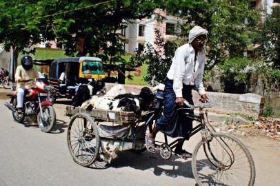 Viagem à Índia.Homens carregam as mais variadas cargas em suas bicicletas. 